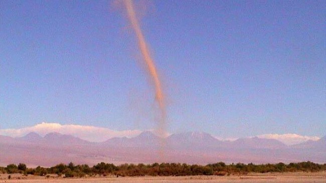 Eine Windhose tobt über die Atacama